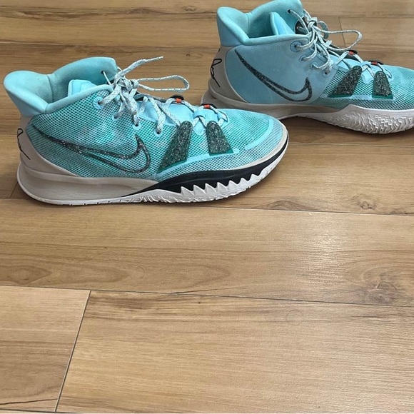 Nike Kyrie 7 ‘Copa’ - Picture 2 of 6